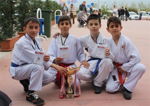 Karateciler Takım Halinde Şampiyon Oldular