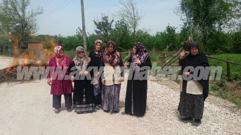 Yollarının Asfaltlanması İçin Yolu Ateşe Verdiler