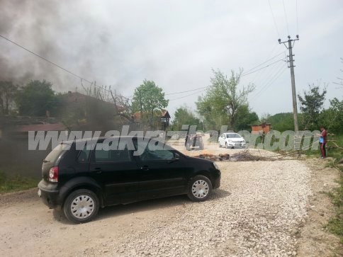 Yollarının Asfaltlanması İçin Yolu Ateşe Verdiler