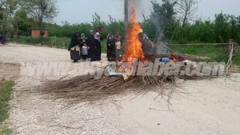 Yollarının Asfaltlanması İçin Yolu Ateşe Verdiler
