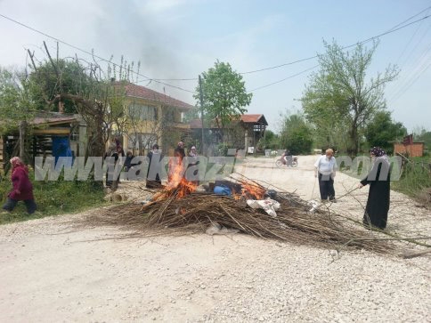 Yollarının Asfaltlanması İçin Yolu Ateşe Verdiler