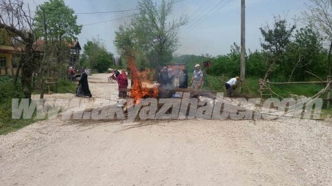 Yollarının Asfaltlanması İçin Yolu Ateşe Verdiler