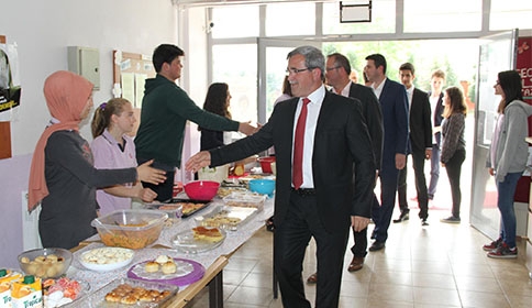 BAŞKANI HASAN AKCAN’DAN AKYAZI ANADOLU KONURALP LİSESİ KERMESİNE ZİYARET