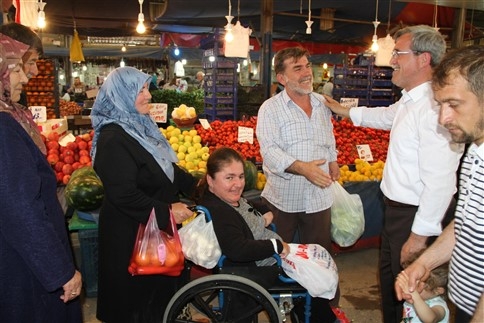 Başkan Akcan Ve Recep Uncuoğlu’ndan Akyazı Kapalı Pazar Yerinde Esnaf Ve Vatandaş Ziyareti