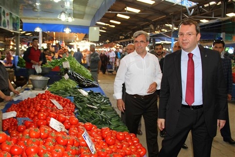 Başkan Akcan Ve Recep Uncuoğlu’ndan Akyazı Kapalı Pazar Yerinde Esnaf Ve Vatandaş Ziyareti