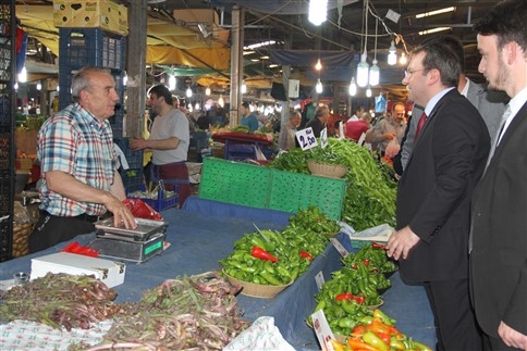 Başkan Akcan Ve Recep Uncuoğlu’ndan Akyazı Kapalı Pazar Yerinde Esnaf Ve Vatandaş Ziyareti