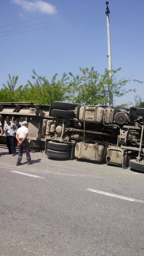 Virajı Alamayan TIR Devrildi