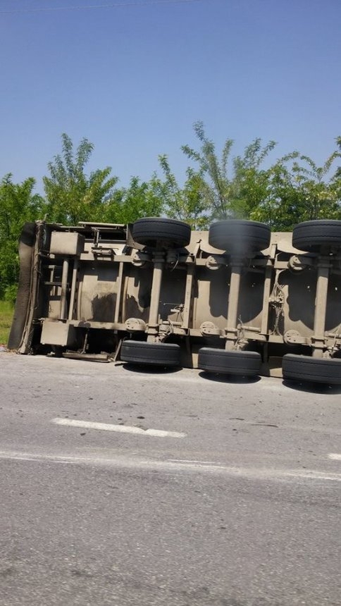 Virajı Alamayan TIR Devrildi