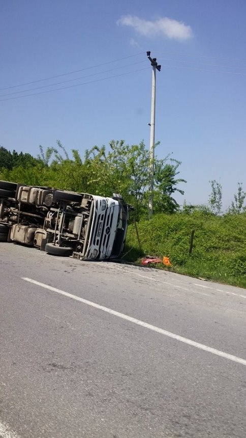 Virajı Alamayan TIR Devrildi