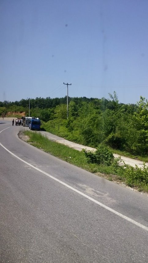 Virajı Alamayan TIR Devrildi