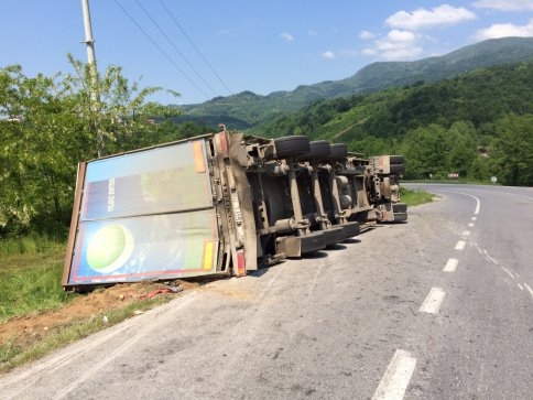 Virajı Alamayan TIR Devrildi