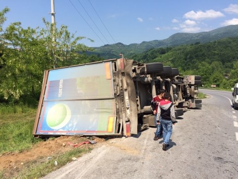 Virajı Alamayan TIR Devrildi