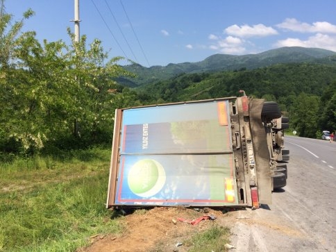 Virajı Alamayan TIR Devrildi