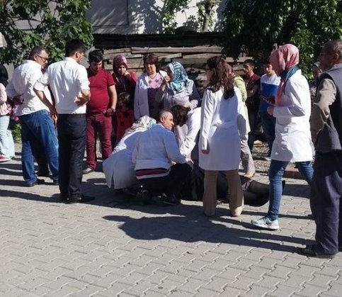 Sağlık Ocağına Giderken Kalp Krizi Geçiren Kadın Hayatını Kaybetti