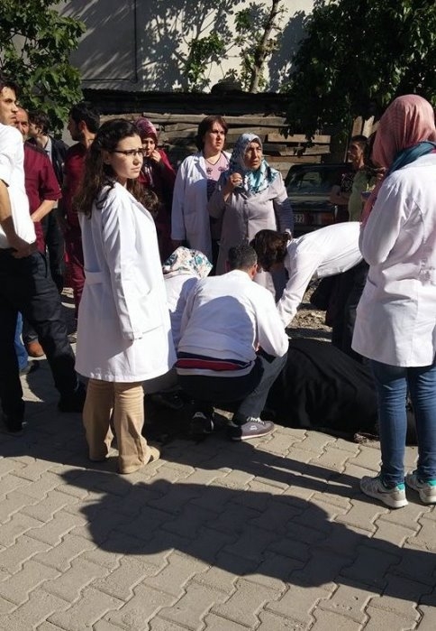 Sağlık Ocağına Giderken Kalp Krizi Geçiren Kadın Hayatını Kaybetti