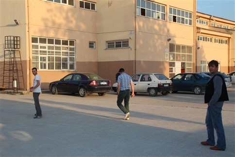 Akyazı'daki Meslek Liselerinden Mezun Olan Öğrenciler Yollarda Heba Oluyor