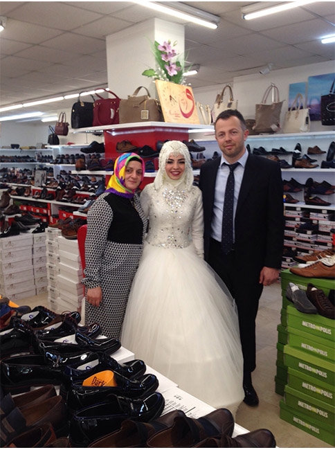 Düğün Öncesi Mesai Arkadaşlarına Sürpriz Yaptı