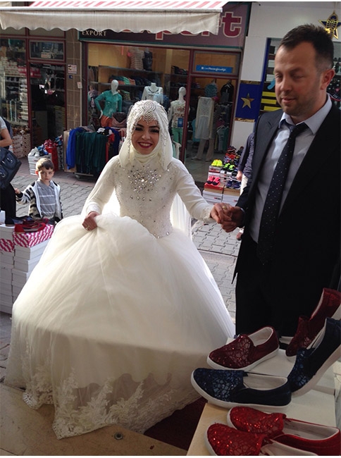 Düğün Öncesi Mesai Arkadaşlarına Sürpriz Yaptı