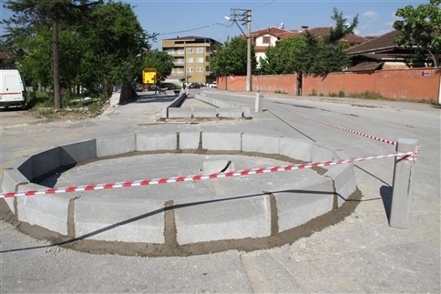 Akyazı İtfaiye Karşısına  Dönel Kavşak Yapımı  Tamamlanıyor