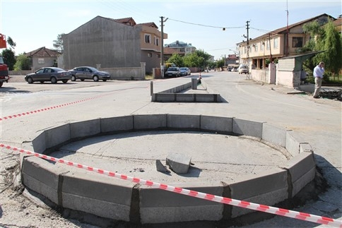 Akyazı İtfaiye Karşısına  Dönel Kavşak Yapımı  Tamamlanıyor