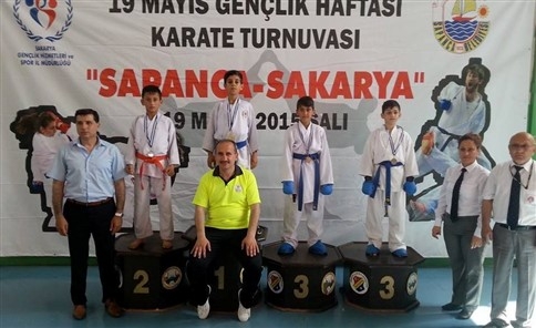 Karatecilerden 12 Madalya