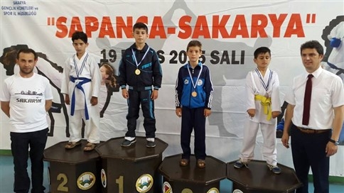 Karatecilerden 12 Madalya