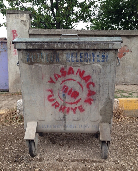 Gece Yarısı Duvarları Boyadılar.