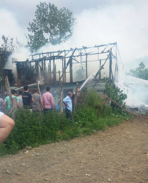 Akyazı'da Ahır ve Samanlık Yangını