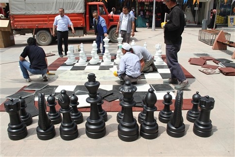 Akyazı Belediyesinden Çarşıya Satranç Takımı