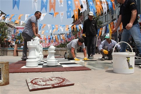 Akyazı Belediyesinden Çarşıya Satranç Takımı