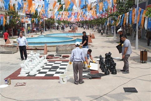 Akyazı Belediyesinden Çarşıya Satranç Takımı