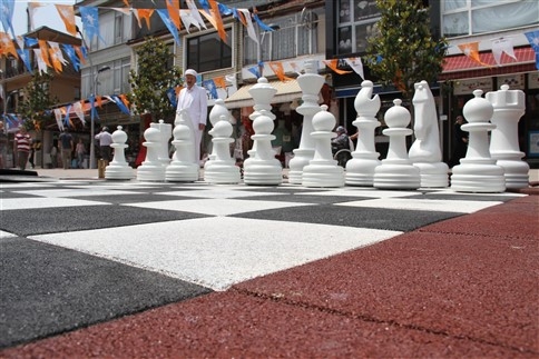 Akyazı Belediyesinden Çarşıya Satranç Takımı