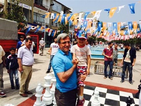Akyazı Belediyesinden Çarşıya Satranç Takımı