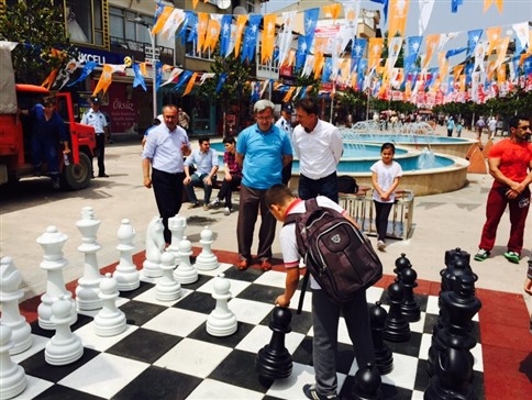 Akyazı Belediyesinden Çarşıya Satranç Takımı