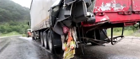 Tır ile Otomobil Çarpıştı: 2 Ölü, 4 Yaralı