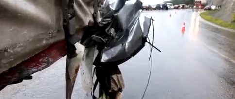 Tır ile Otomobil Çarpıştı: 2 Ölü, 4 Yaralı