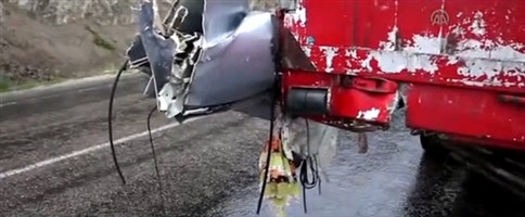 Tır ile Otomobil Çarpıştı: 2 Ölü, 4 Yaralı