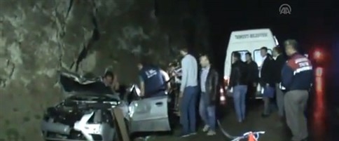 Tır ile Otomobil Çarpıştı: 2 Ölü, 4 Yaralı