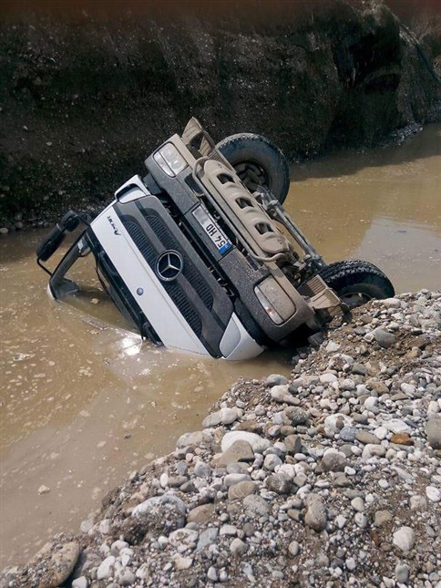 Dev Kamyon Suya Gömüldü