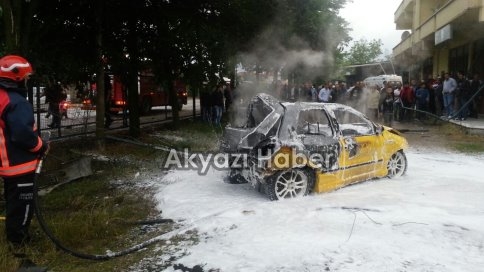 Kaza Yapan Otomobil Alev Topuna Döndü