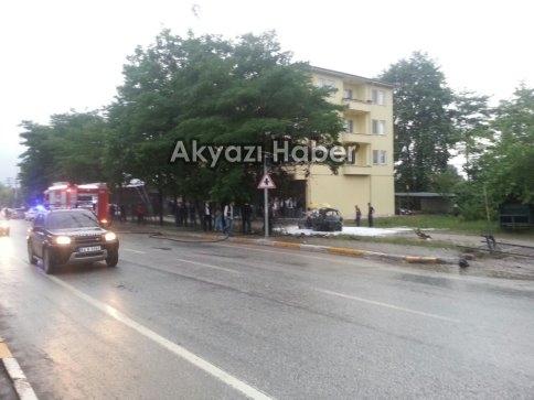 Kaza Yapan Otomobil Alev Topuna Döndü