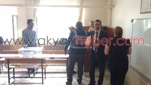 Oy pusulalarını evde mühürleyip getirdi