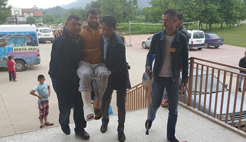 Alçılı Ayağı ile Oy Vermeye Geldi 