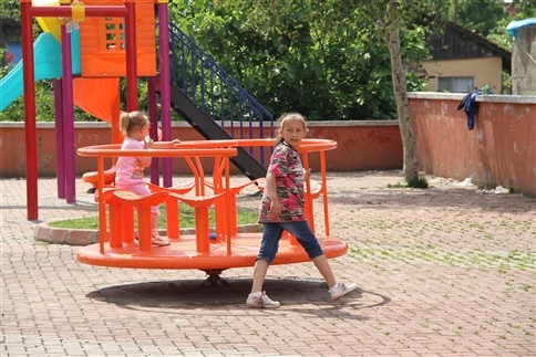 Akyazı Merkez Yeni Camii'de Çocuk Oyun Parkı Tamamlanıyor