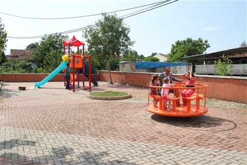 Akyazı Merkez Yeni Camii'de Çocuk Oyun Parkı Tamamlanıyor