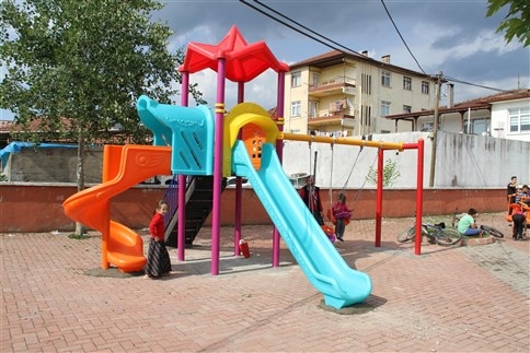 Akyazı Merkez Yeni Camii'de Çocuk Oyun Parkı Tamamlanıyor