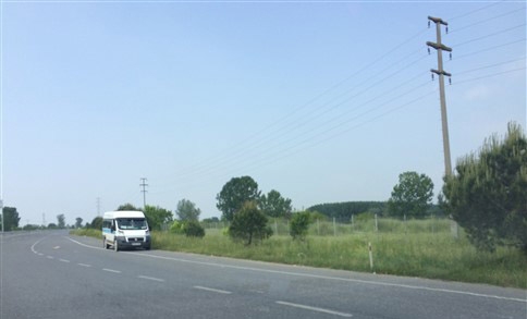 2 TL için Hem Kendini Hem Trafiği Tehlikeye Atıyor