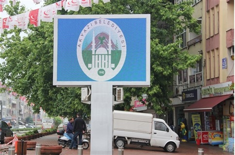 ÇARŞI İÇERİSİNE DEV EKRAN