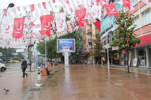 ÇARŞI İÇERİSİNE DEV EKRAN