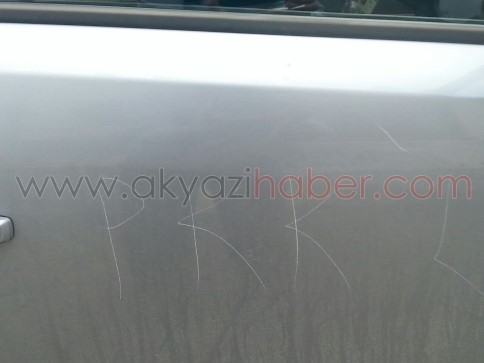 Cami Bahçesinde Bulunan Özel Araca pkk lı Yazdılar